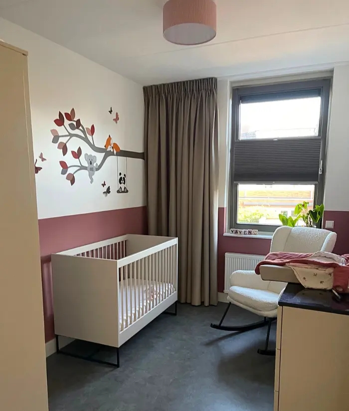 Tak met dieren behangsticker in terracotta babykamer